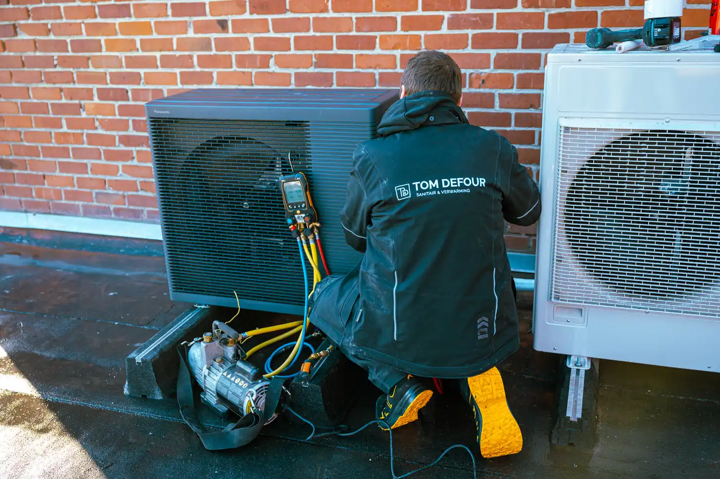 Tom Defour sluit een warmtepomp aan