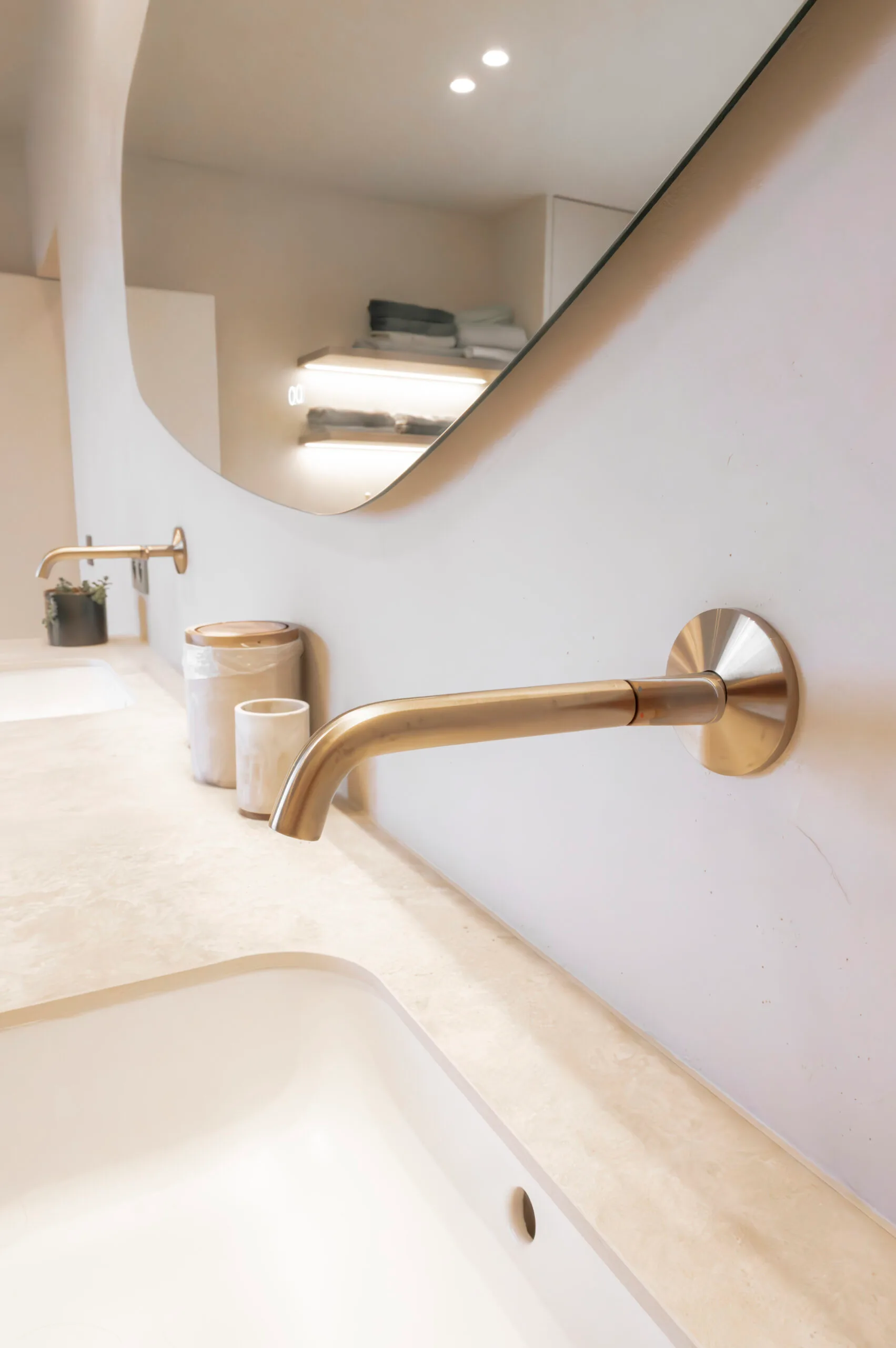 Moderne kraan die op de muur geïnstalleerd is in een nieuwe badkamer