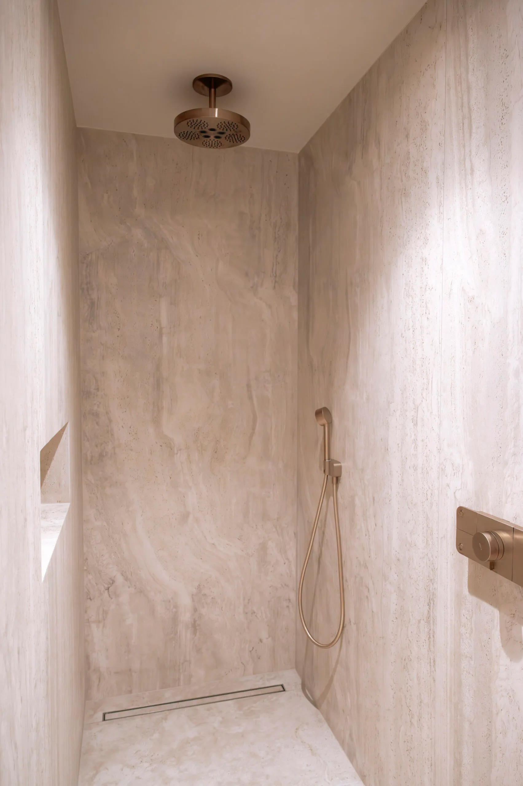 Moderne douche in een nieuwe badkamer in Pittem