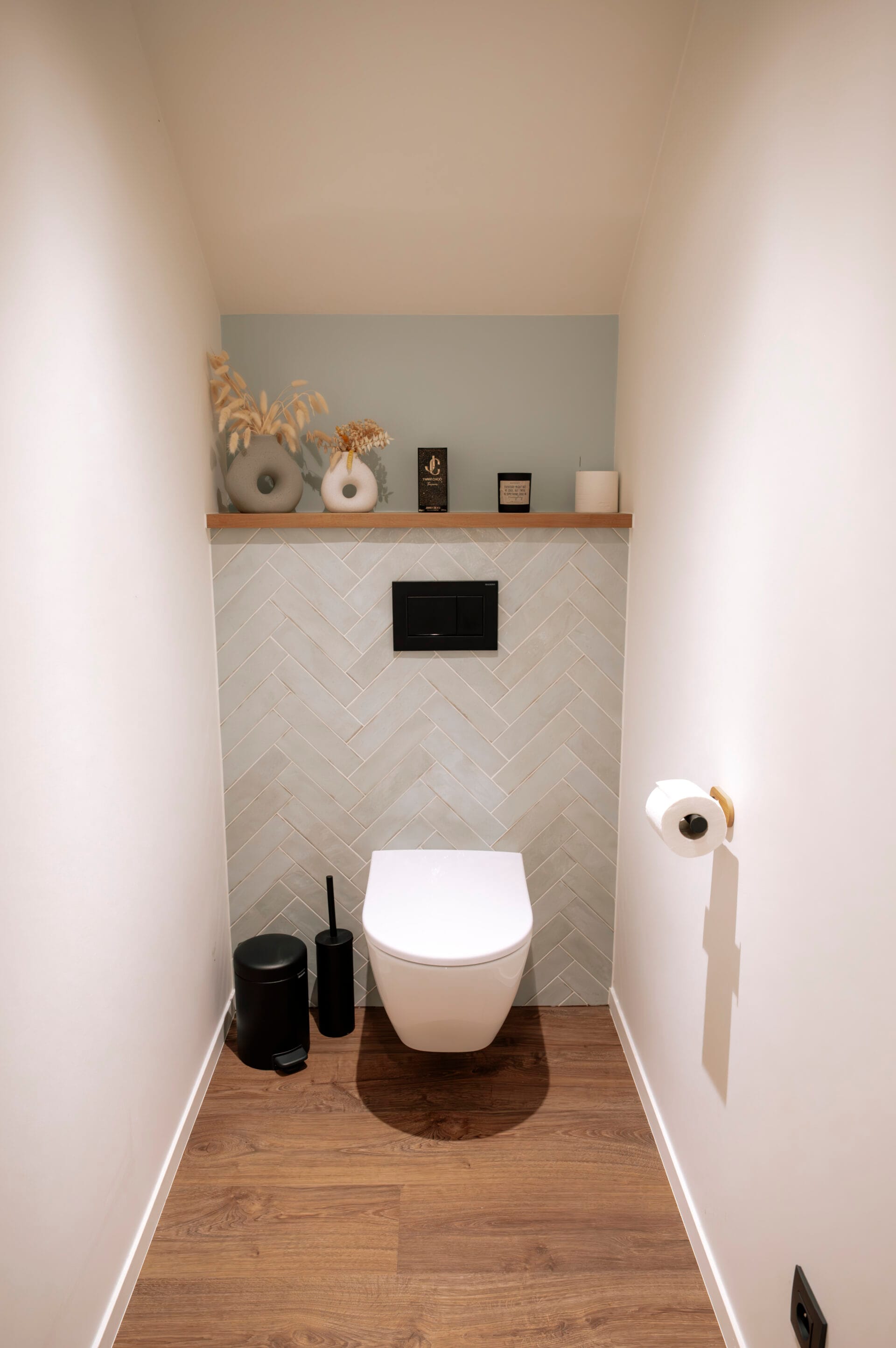 Afgewerkt toilet in een woning in Tielt